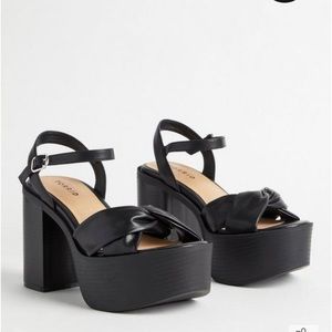 Torrid Soft Knot Heeled Platform Double Wide Heels Womens Size 8